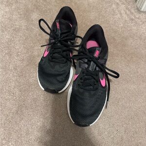 Nike Women's Black and Pink Athletic Shoes